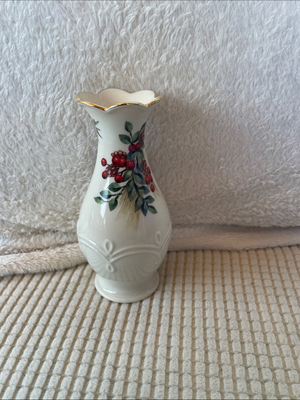 Lenox Williamsburg Boxwood and Pine Bud Vase with Red Berry Accent and Gold Rim
